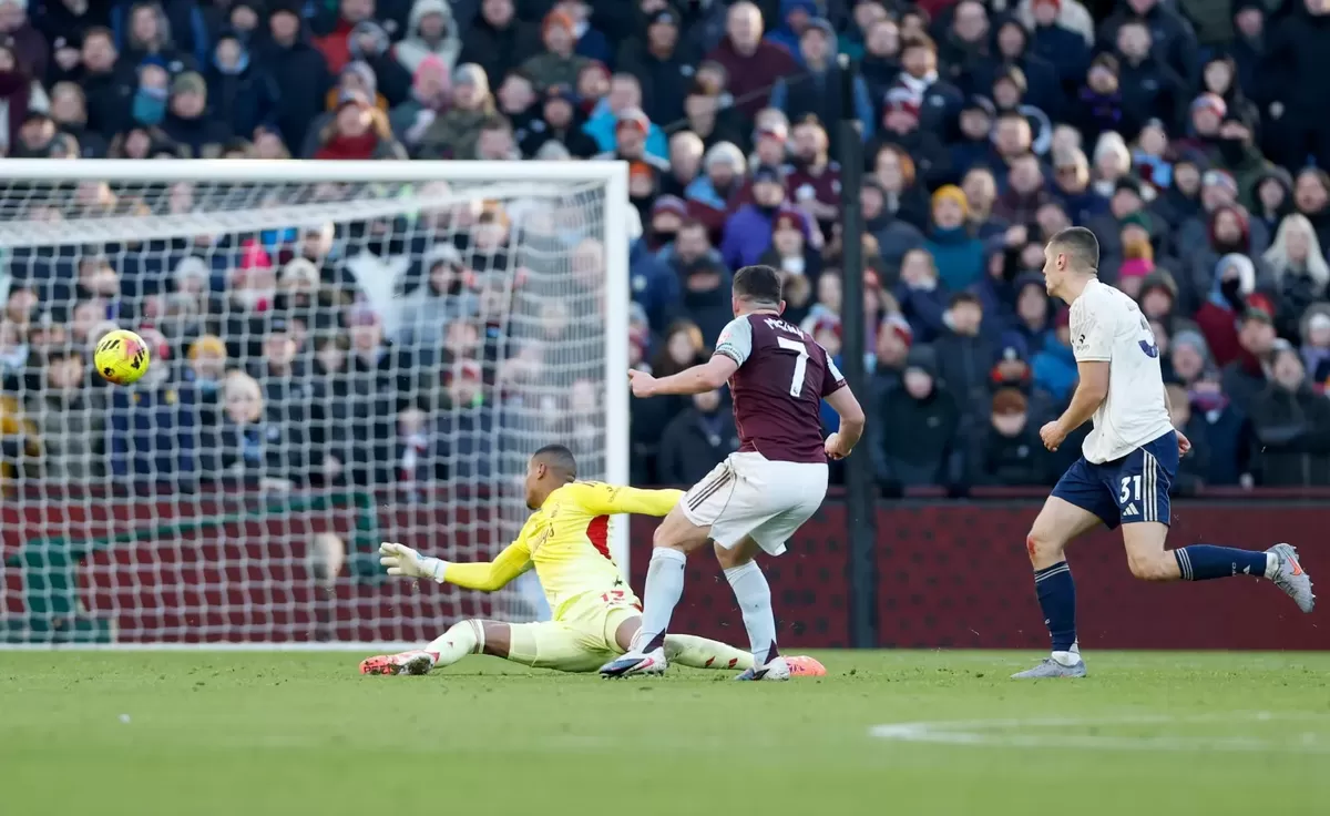 Aston Villa 3 Nottingham Forest 1: John McGinn mencetak dua gol ke gawang Nottinggham Forest.