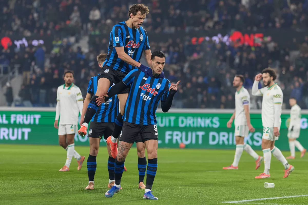 Gianluca Scamacca dari Atalanta merayakan golnya bersama rekan setimnya Giorgio Scalvini sebelum gol tersebut dianulir.