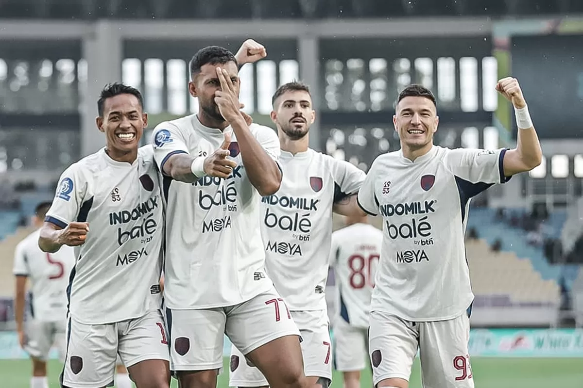 Para pemain Persita melakukan selebrasi usai bobol gawang Persis. (Persita)