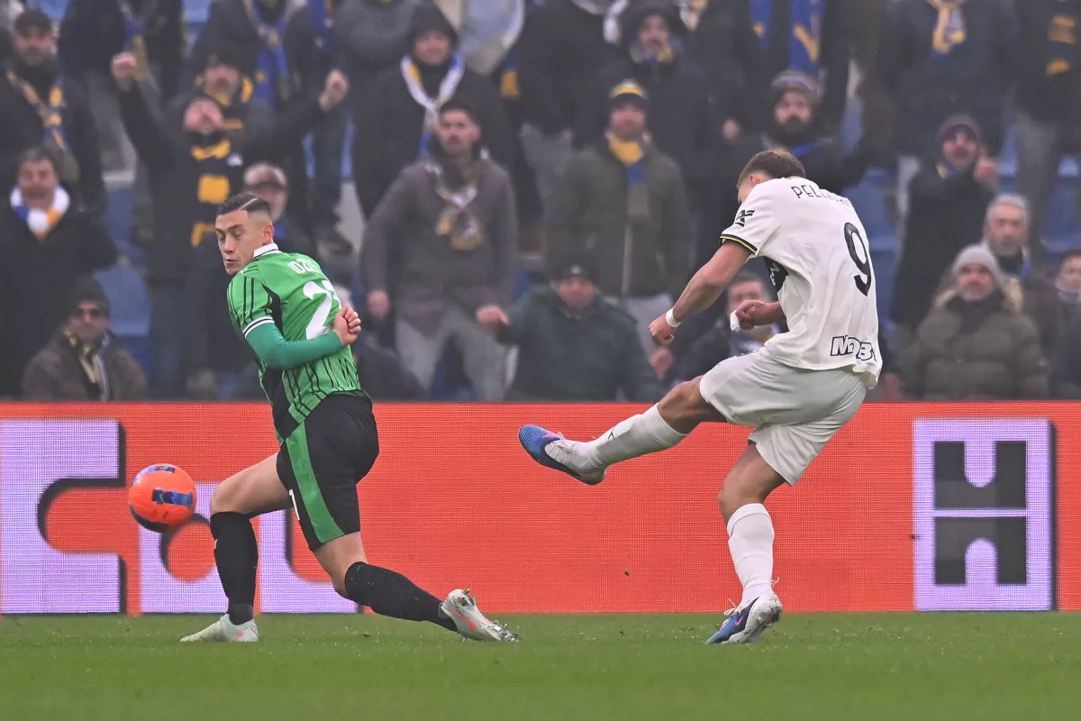 Jay Idzez mencoba menghalau tendangan Mateo Pellegrino dari Parma Calcio 1913.