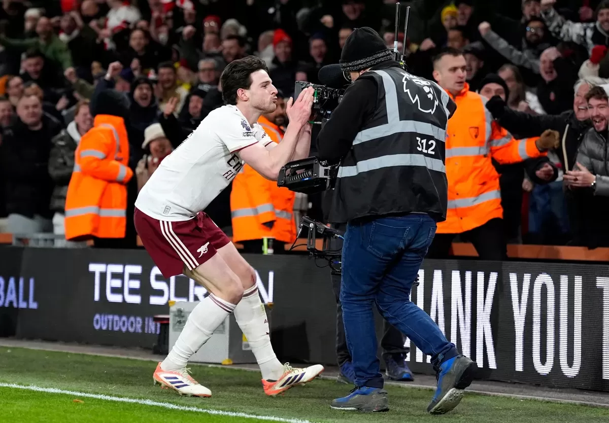 Declan Rice merayakan golnya di depan kamera.