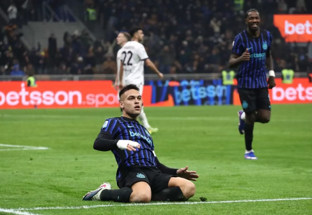 Lautaro Martinez dari FC Internazionale Milano merayakan gol kedua timnya selama pertandingan Serie A&nbsp;melawan Bologna FC.