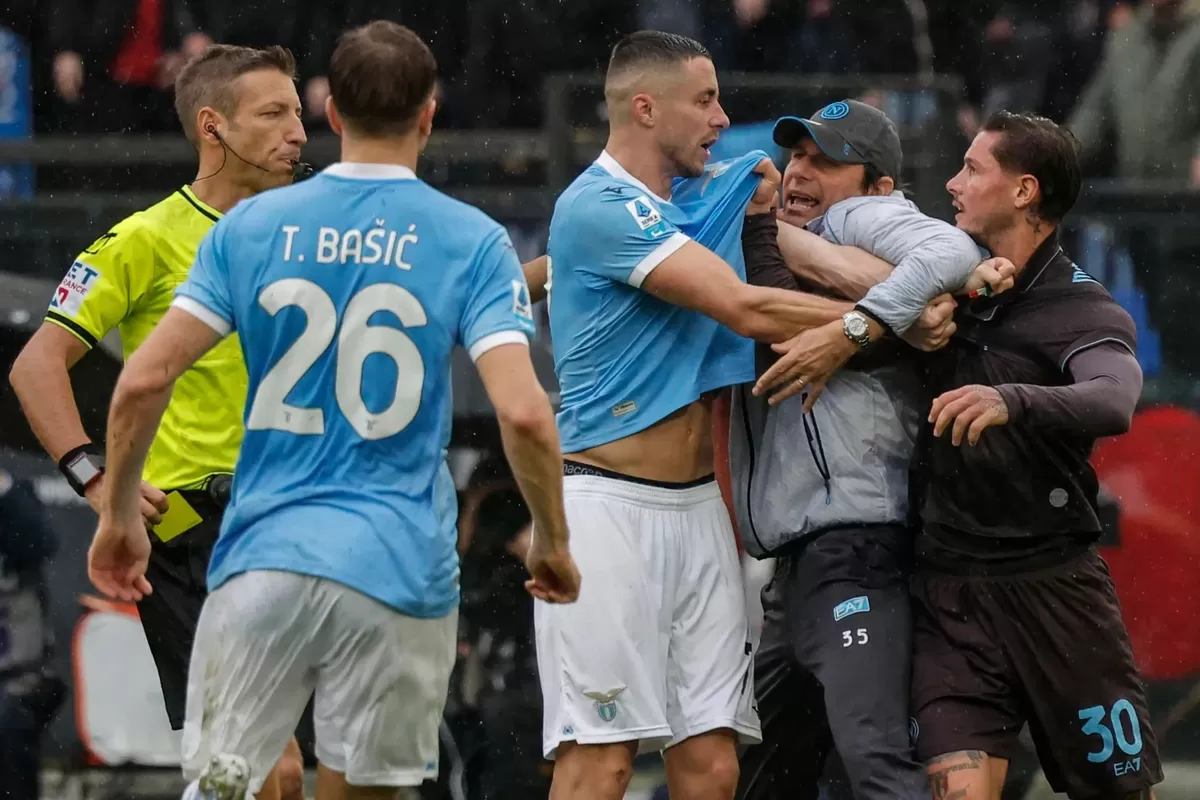 Antonio Conte ikut campur dalam perkelahian antara pemain Napoli dan Lazio.