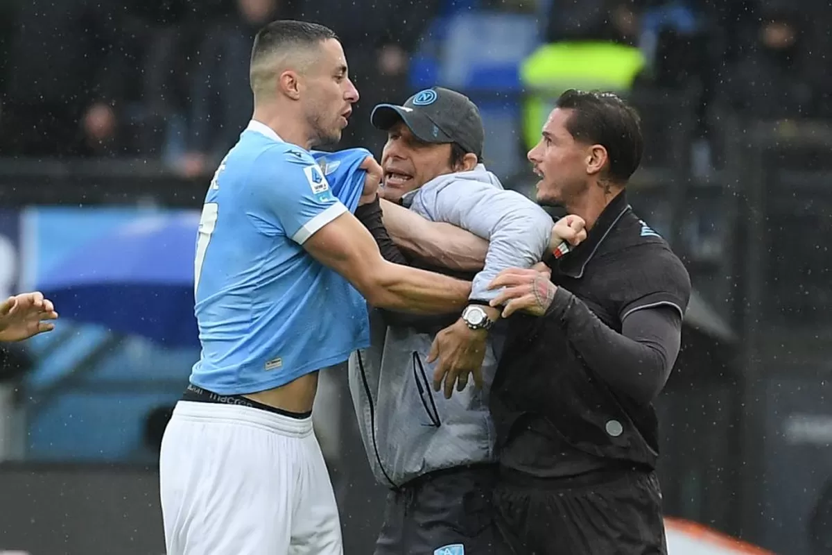 Adam Marusic dari SS Lazio bereaksi bersama Antonio Conte dan Pasquale Mazzocchi dari SSC Napoli