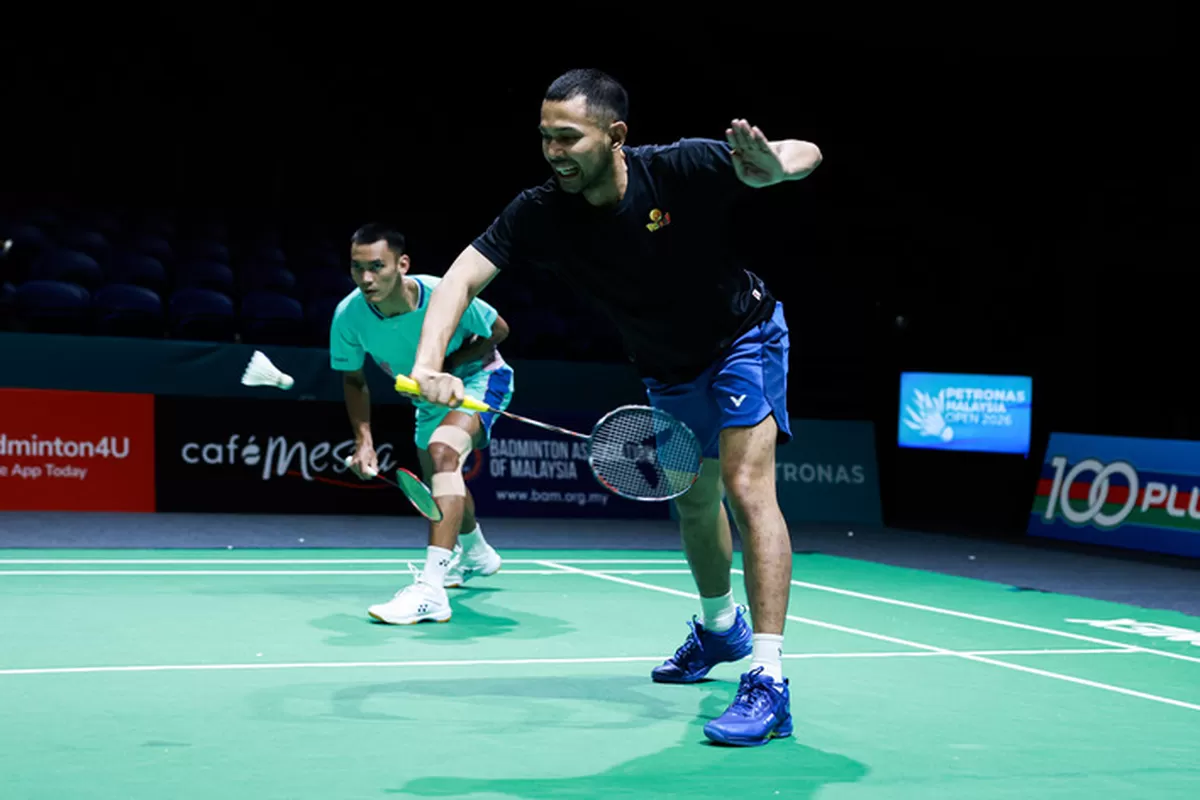 Pasangan ganda putra Indonesia Fajar Alfian/Muhammad Shohibul Fikri saat mencoba lapangan di Axiata Arena, Kuala Lumpur, jelang tampil di Malaysia Open 2026, Rabu, 7 Januari 2026. (PBSI)