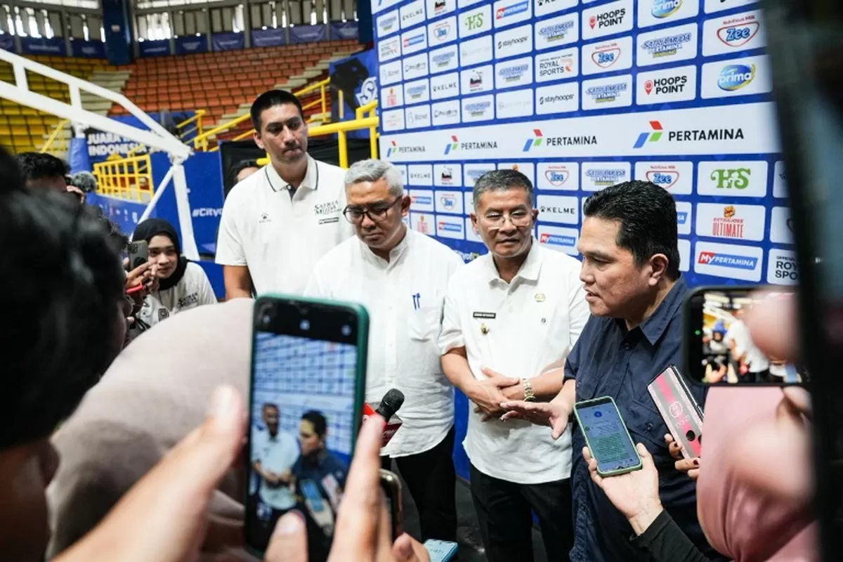 Menpora Erick Thohir dan Wali Kota Bandung Farhan di GOR C-Tra Arena, Bandung, Jawa Barat (Kemenpora/Fajar)