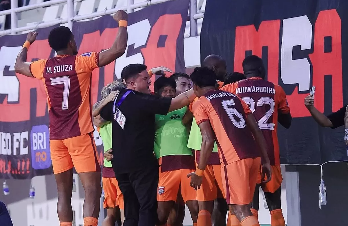 Selebrasi gol pemain Borneo FC usai jebol gawang PSM Makassar (@borneofc.id)
