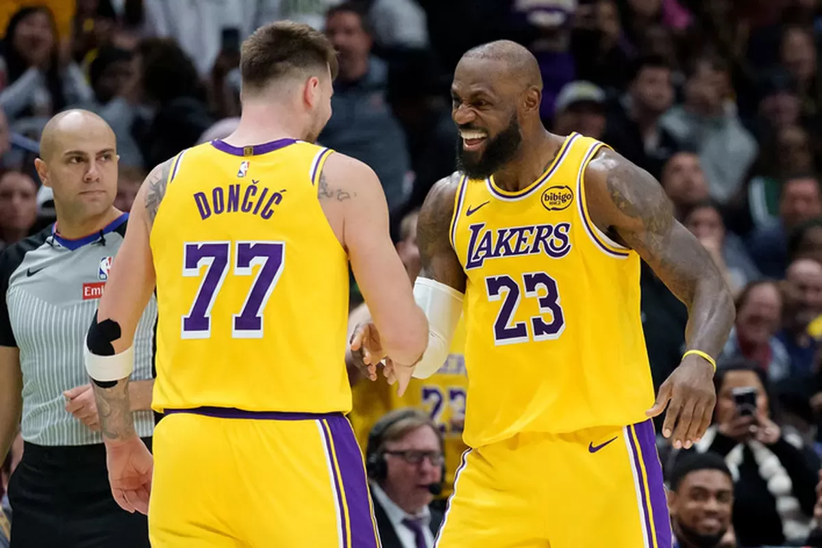 Luka Doncic dan LeBron James  melakukan tos saat Lakers melawan New Orleans Pelicans, 7 Januari 2026.  (Matthew Hinton)
