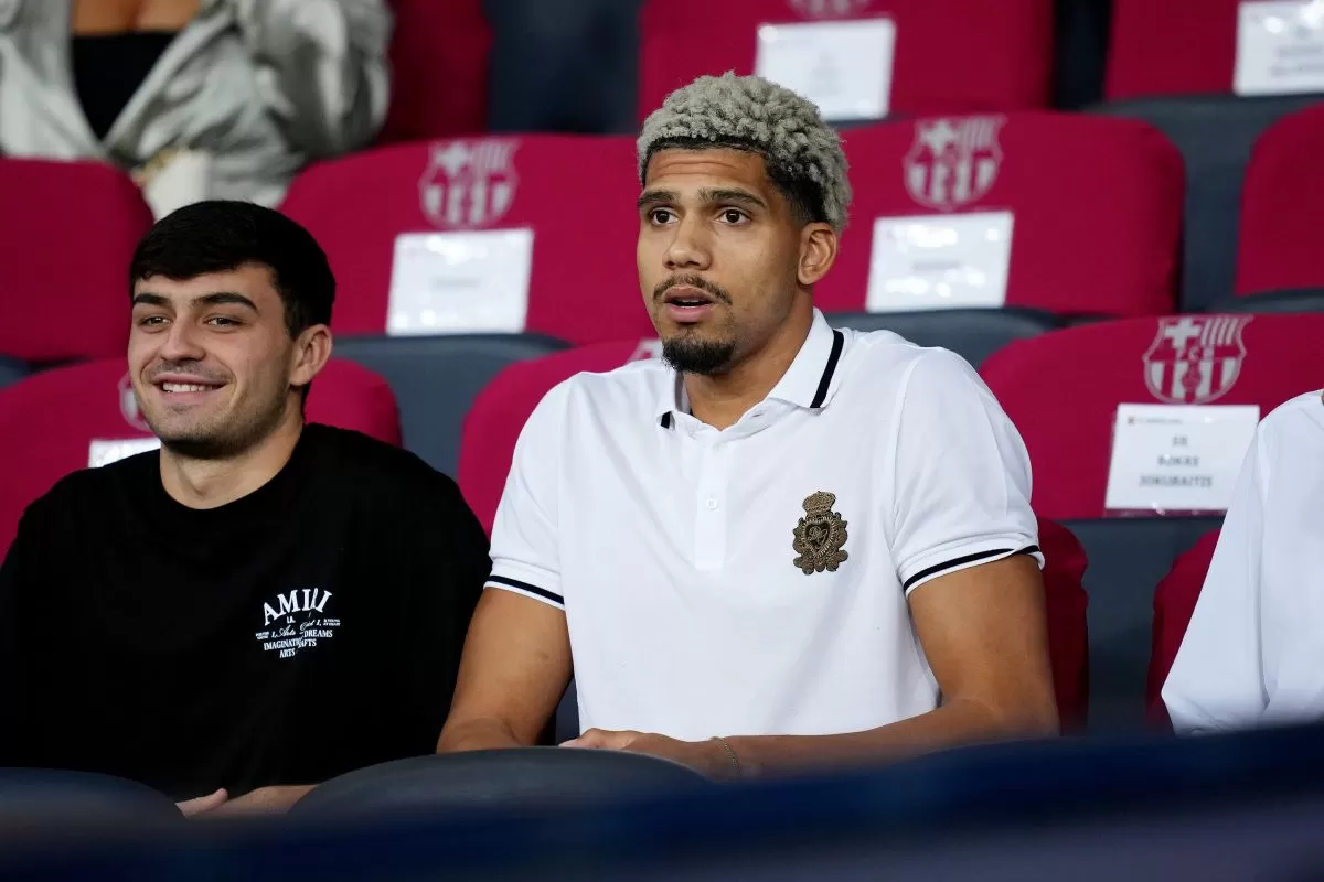 Ronald Araujo kembali dari cedera, tapi belum tentu bisa tampil saat Barcelona melawan Athletic Club di Piala Super Spanyol.