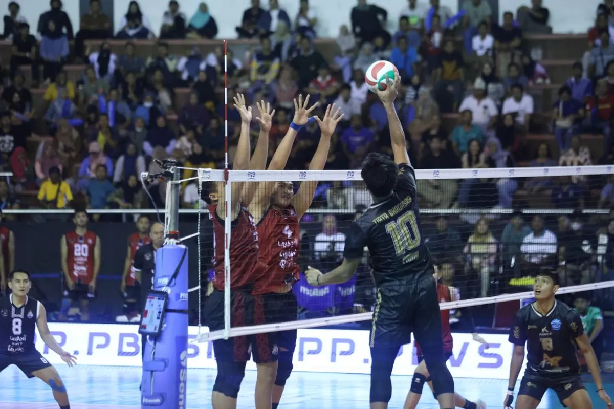 Pertandingan LavAn vs Tirta-Bhagasasi pada Proliga 2025. (PBVSI)