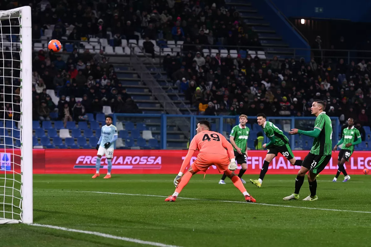 Tarik Muharemovic tandem Jay Idzes di pertahan Sassuolo Calcio mencetak gol bunuh diri melawan Juventus.