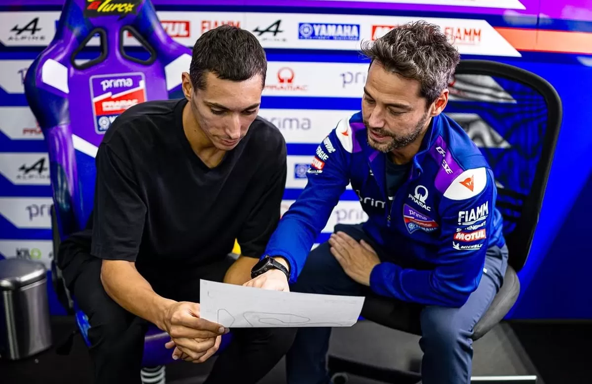 Toprak Razgatlioglu bersama Crew Chief Pramac, Alberto Giribuola (kanan) (@pramacracing)