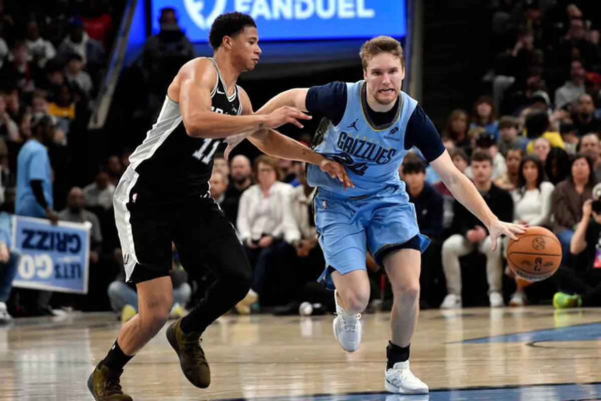 Victor Wembanyama saat menjaga pemain Grizzlies, Cam Spencer pada pertandingan Selasa malam, 6 Januari, waktu setempat. (AP)