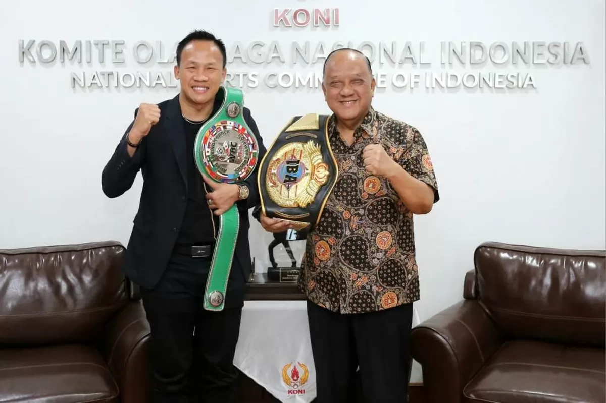 Ketua KONI Kalimantan Barat berstatus juara dunia, Daud Yordan (kiri) dapat apresiasi Khusus Marciano Norman.