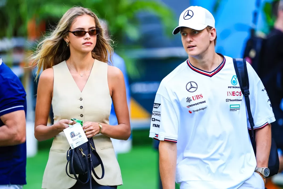 Mick Schumacher bersama mantan pacarnya, model asal Denmark Laila Hasanovic, saat ia menjadi pembalap cadangan Mercedes.