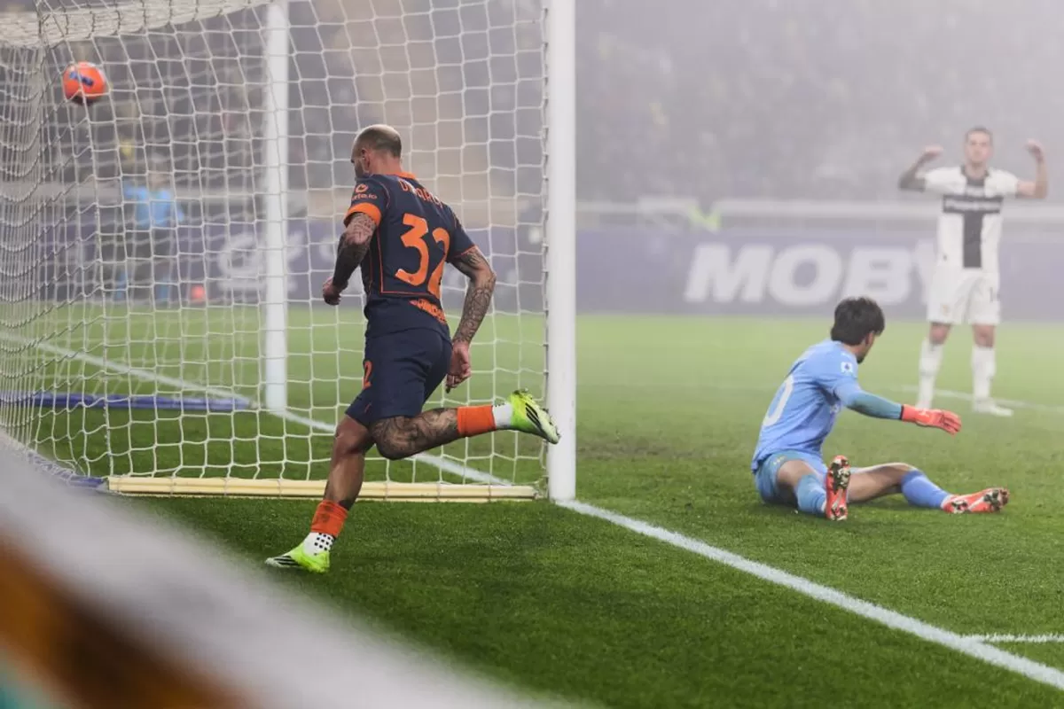 Federico Dimarco dari FC Internazionale merayakan setelah mencetak gol pertama timnya.
