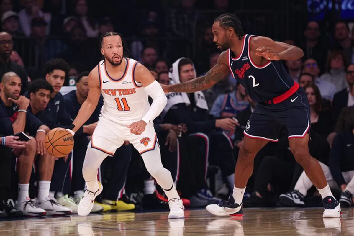 Guard New York Knicks, Jalen Brunson (11), dijaga oleh forward LA Clippers, Kawhi Leonard (2), pada kuarter pertama di Madison Square Garden.   (Vincent Carchietta)