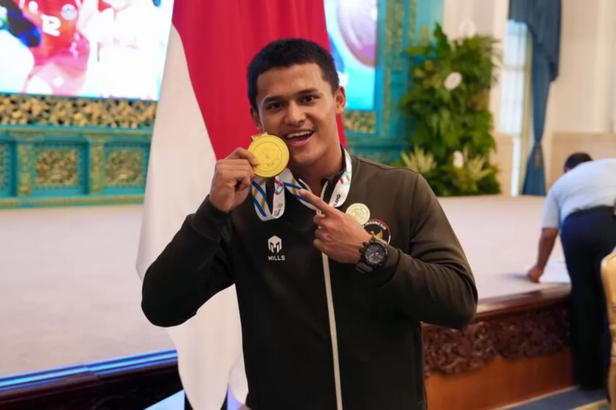 Lifter Indonesia Rizky Juniansyah yang merupakan perwira TNI, mendapatkan bonus ganda, kenaikan pangkat usai mempersembahkan medali emas dan dua Rekor Dunia SEA Games 2025 Thailand. (Sekretariat Presiden)