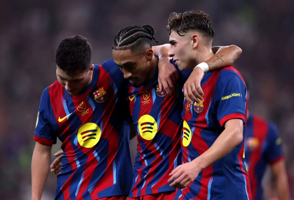 Raphinha mengais dua gol saat Barcelona hancurkan Athletic Club 5-0 di Piala Super Spanyol.