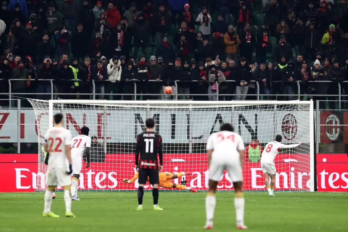 Nicolae Stanciu menendang penalti melewati mistar gawang.