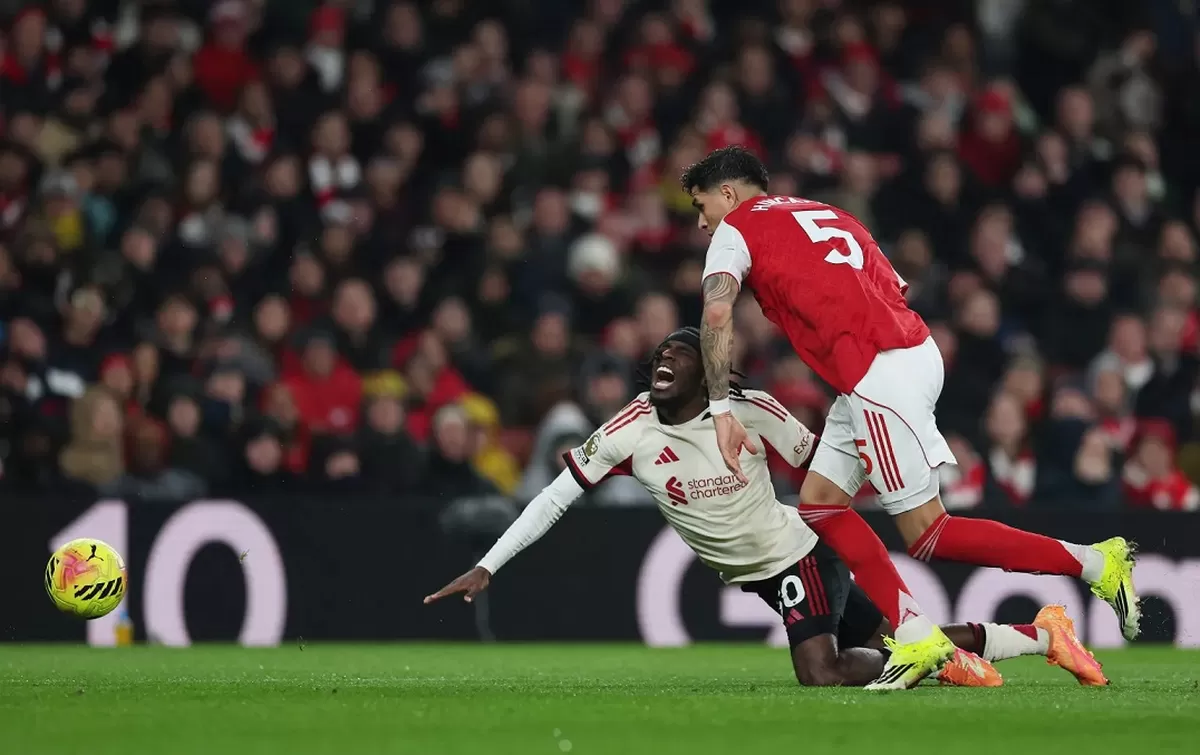 Piero Hincapie menjegal Jeremie Frimpong di dalam kotak penalti.