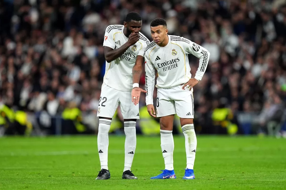 Antonio Rudiger (kiri) mengalami cedera saat Real Madrid mengalahkan Atletico Madrid 2-1, Jumat 9 Januari 2026 dini hari WIB.