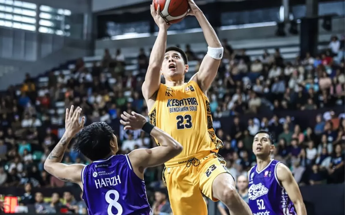 Pemain Kesatria Bengawan Solo berusaha melakukan layup, di laga pembuka musim 2026. (IBL)