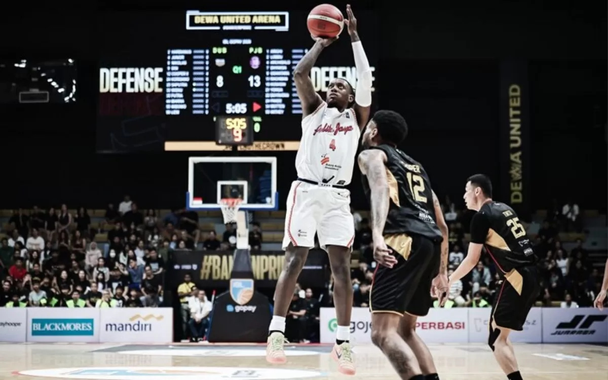 Amorie Archibald menjadi motor utama permainan tim tamu, Pelita Jaya Basketball Jakarta di laga pembuka musim IBL 2026 melawan Dewa United di Dewa United Arena, 10 Januari 2026. (IBL)