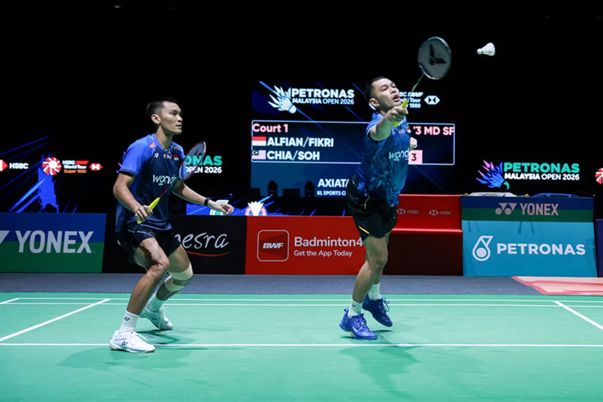 Pasangan ganda putra Fajar Alfian/Muhammad Shohibul Fikri saat berlaga di babak semifinal Malaysia Open 2026. Kalah, Indonesia tanpa wakil lagi di turnamen BWF Super 1000 itu. (PBSI)
