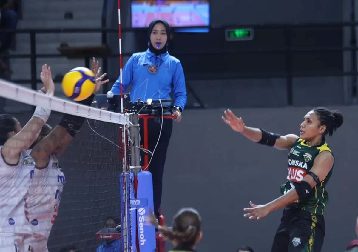 Dua pemain Falcons mencoba menahan smes keras open hitter Phonska Plus Pupuk Indonesia di Proliga 2026, di GOR Ahmad Yani, Pontianak, Sabtu, 10 Januari 2026. (PBVSI)