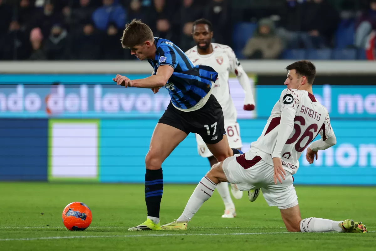Charles De Ketelaere melewati pengawalan pemain Torino.