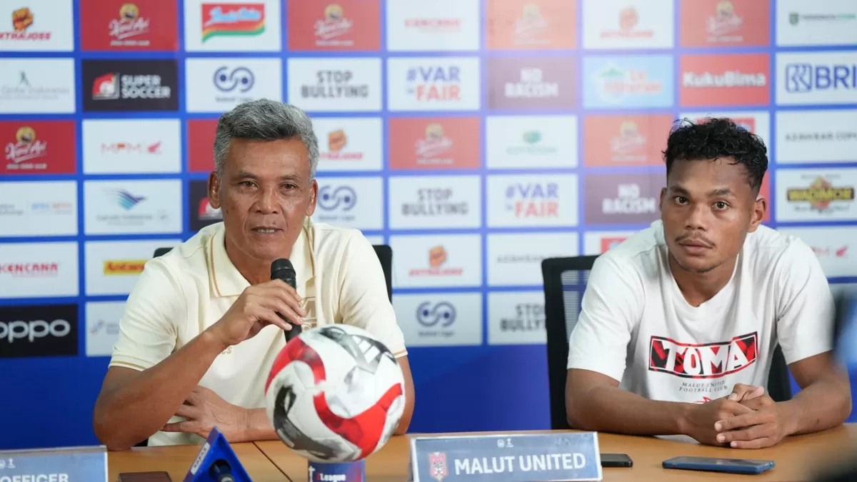 Pelatih Malut United Hendri Susilo dan pemain Taufik Rustam. (Malut United)