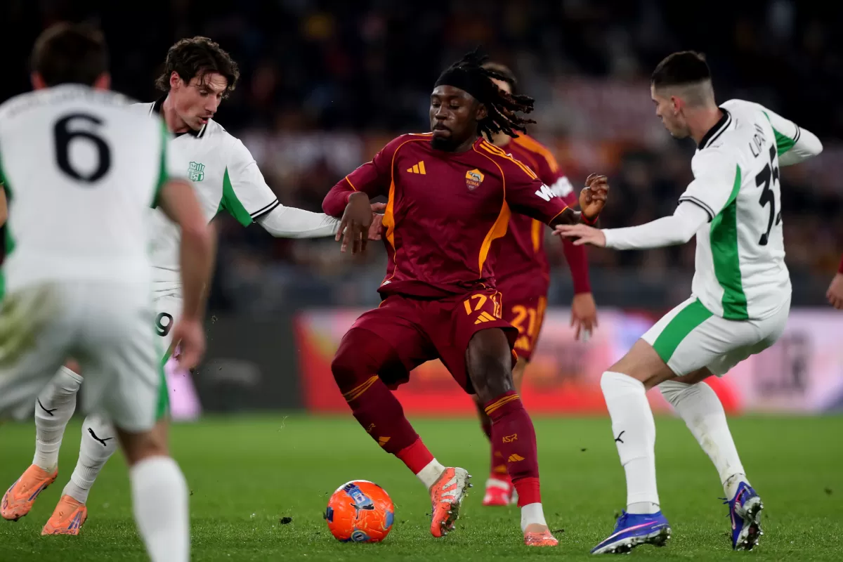 Manu Kone membuka kebuntuan Roma dengan membungkam Sassuolo 2-0.