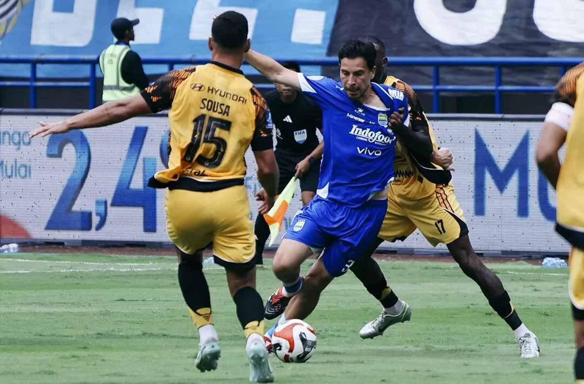 Pemain Persib Thom Haye mendapat gangguan dari pemain Persija di laga pekan ke-17 Super League 2025/26 (@persib)