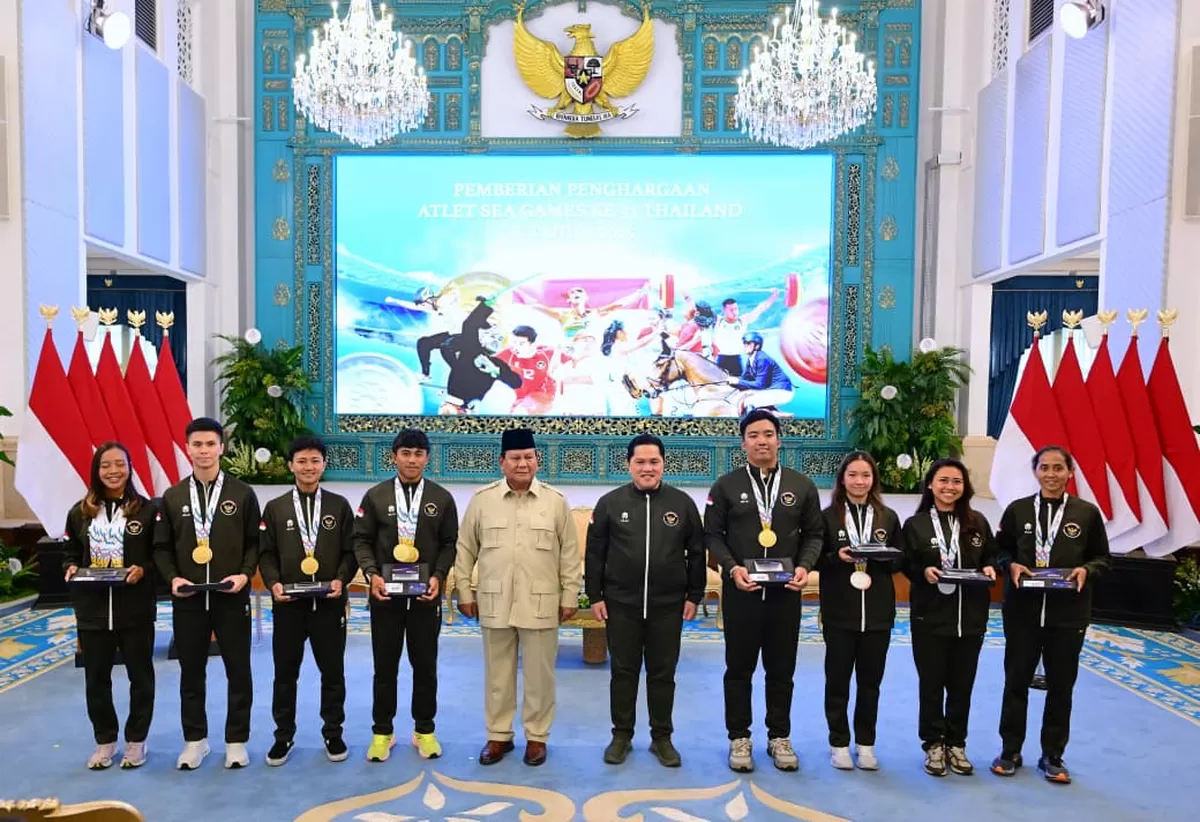 Presiden RI Prabowo Subianto bersama para atlet peraih medali di SEA Games 2025. (Sekretariat Negara)