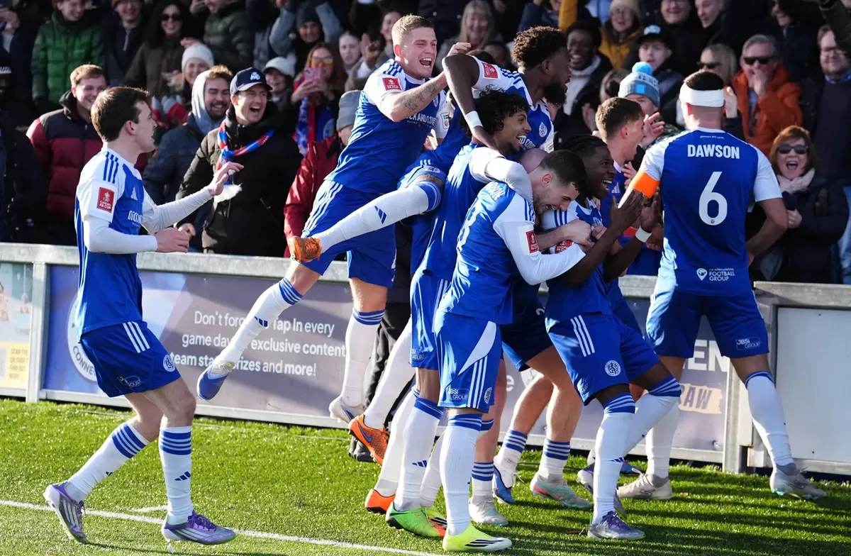 Macclesfield mengejutkan juara bertahan Piala FA Crystal Palace di babak ketiga.