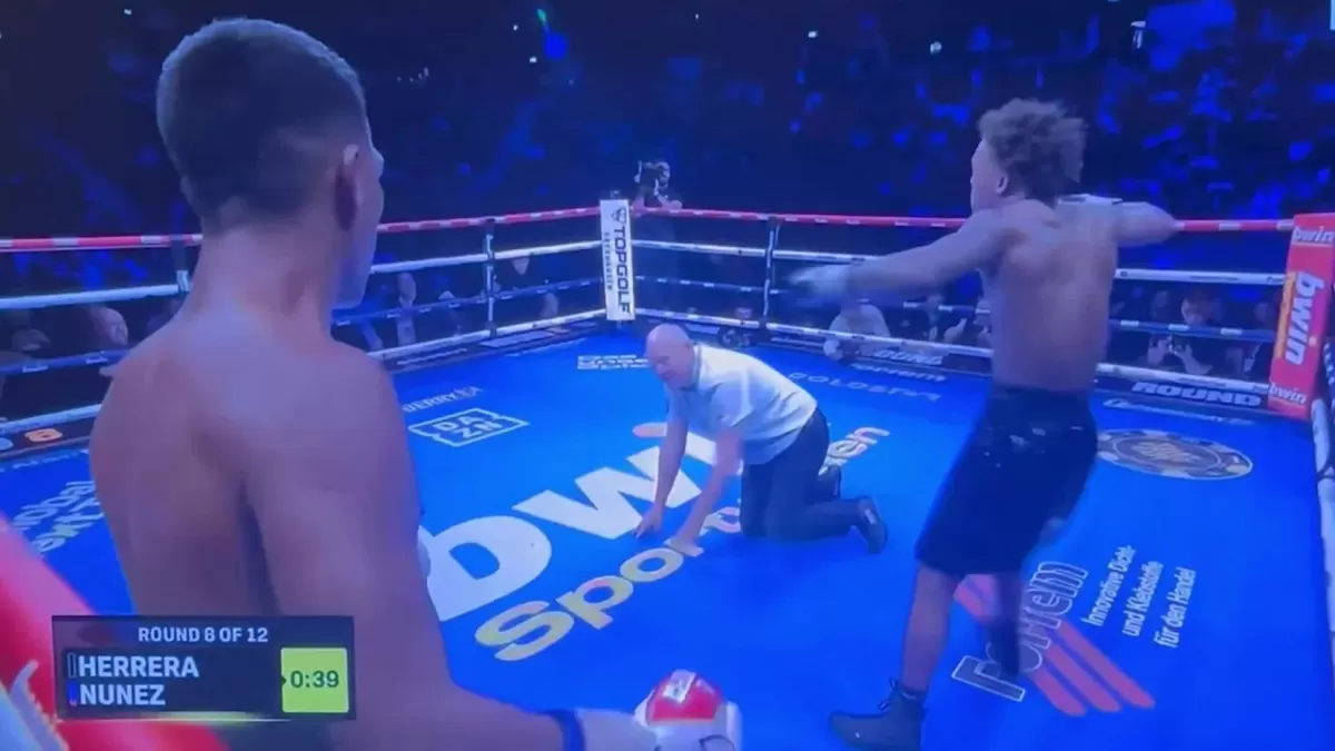 Wasit Daniel Van de Wiele saat memimpin pertarungan Jaider Herrera dan  Ricardo Nunez di kelas ringan WBC.