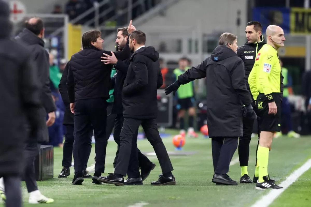 Antonio Conte diusir dari Lapangan dalam pertandingan Inter-Napoli.