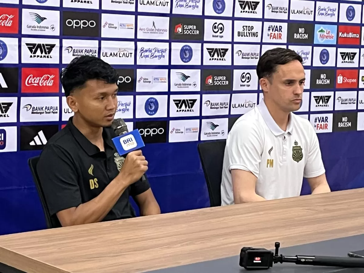 Pelatih Bhayangkara Presis Lampung FC, Paul Munster dan pemain Dendy Sulistyawan. (Bhayangkara Presisi Lampung FC)