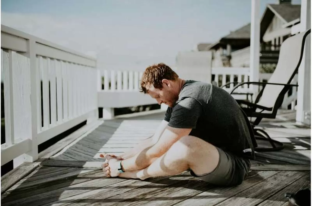 Ilustrasi seorang pria melakukan gerakan yoga. (Unsplash)
