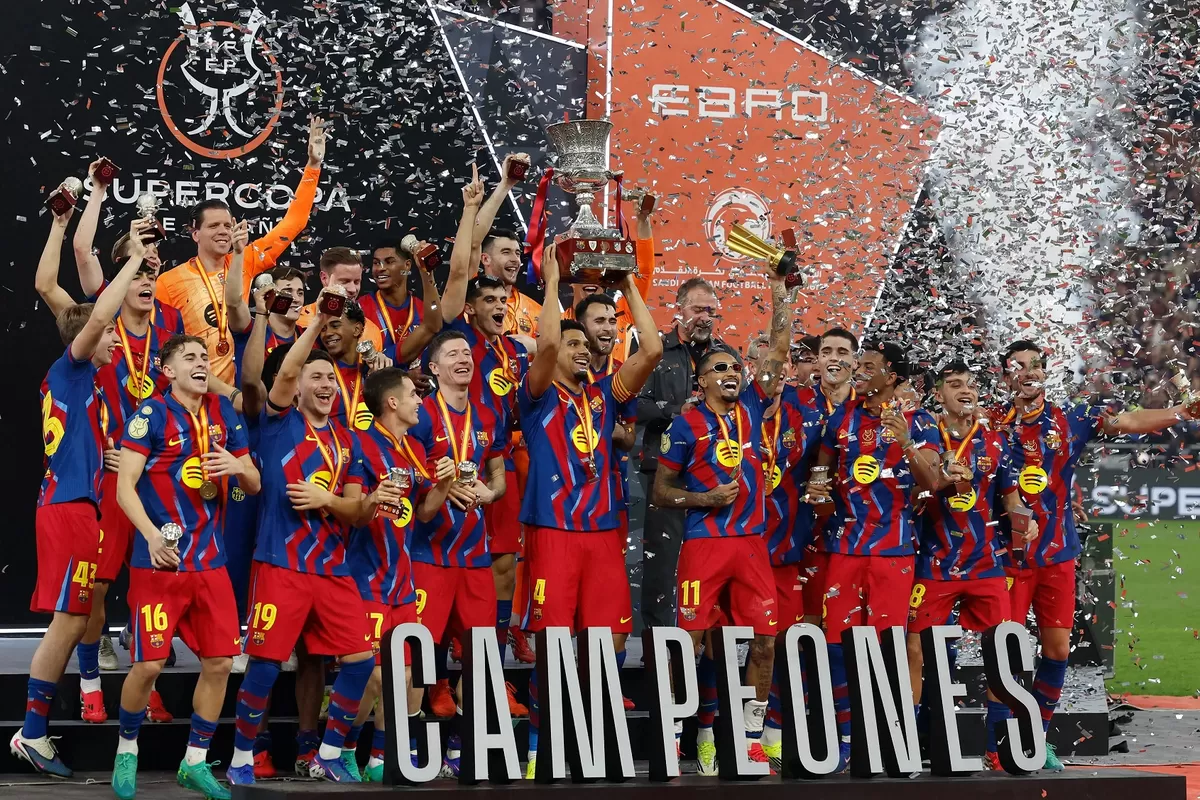  Barcelona merayakan kemenangan Piala Super Spanyol 2026.