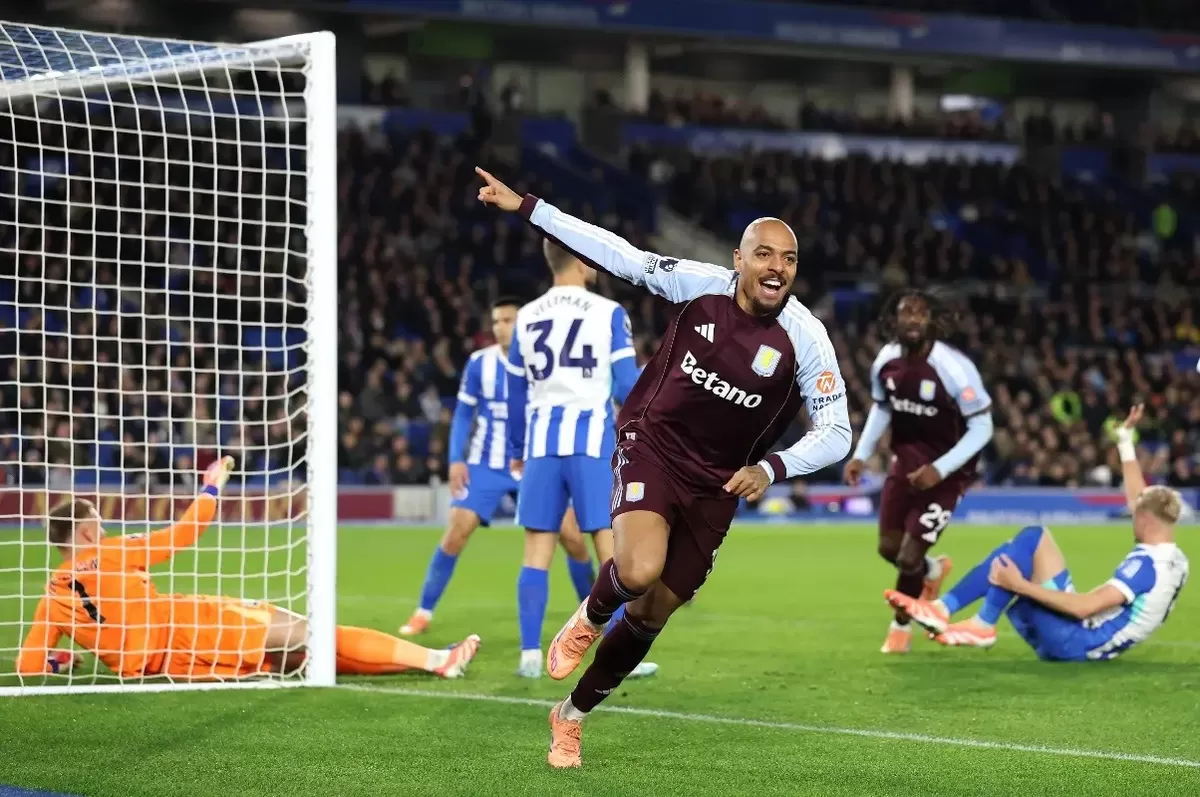 Donyell Malen dari Aston Villa merayakan gol kedua timnya
