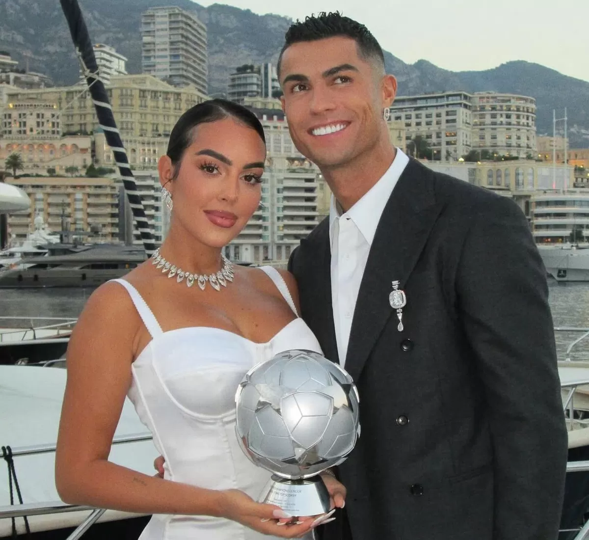 Cristiano Ronaldo dan kekasihnya Georgina Rodriguez resmi bertunangan Agustus lalu.
