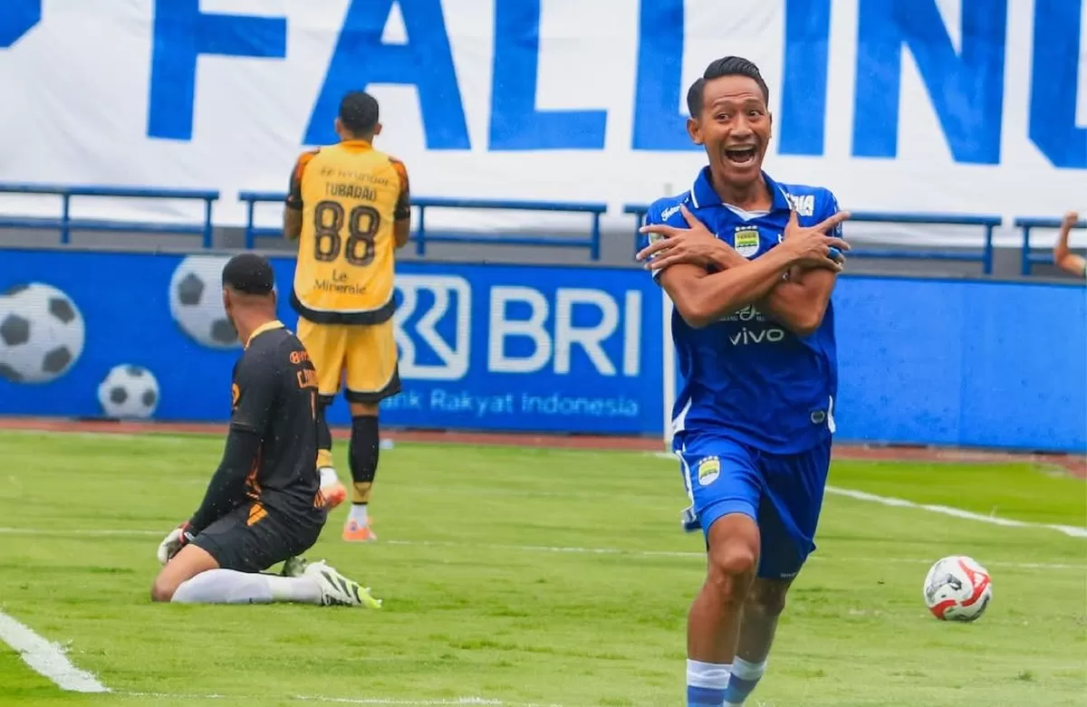 Selebrasi Beckham Putra usai cetak gol tunggal ke gawang Persija di pekan ke-17 Super League 2025/26 (@liga1match)