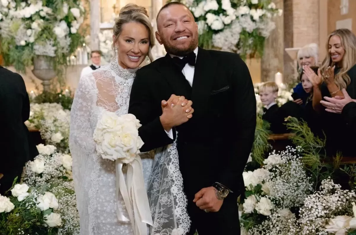 Conor McGregor menikah dengan kekasih lamanya, Dee Devlin, di sebuah gereja di Kota Vatikan Desember lalu.