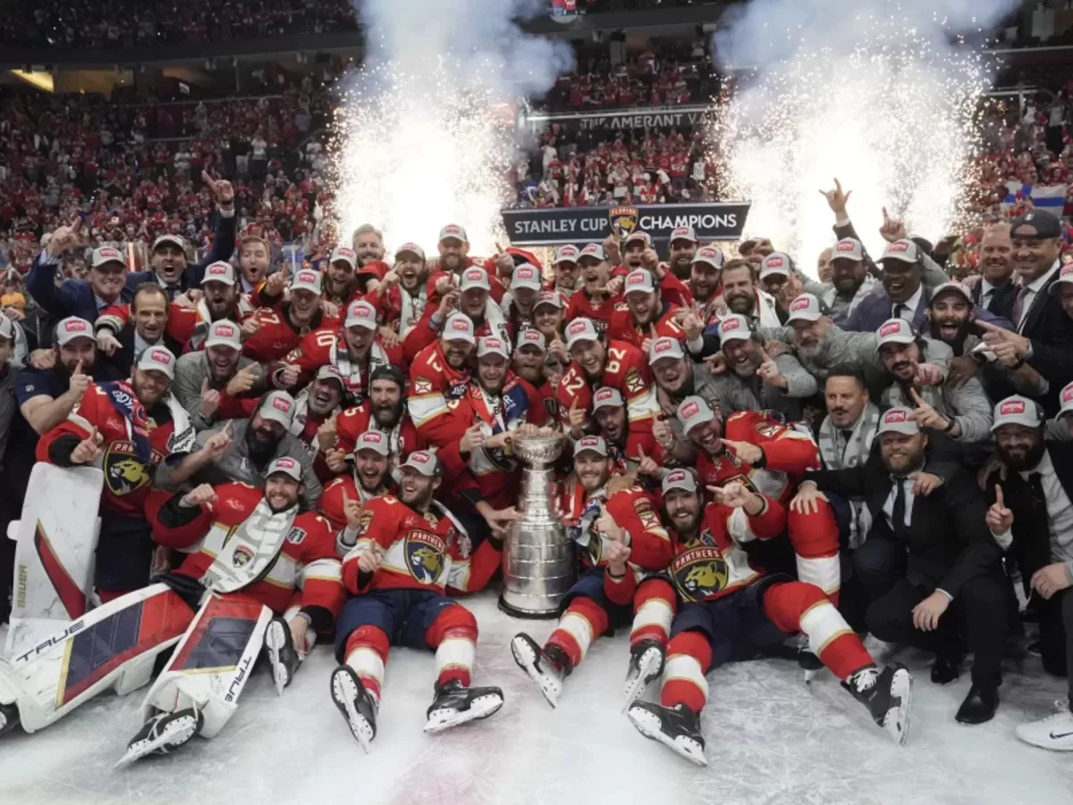 Tim Florida Panthers berpose dengan trofi Stanley Cup. (AP)