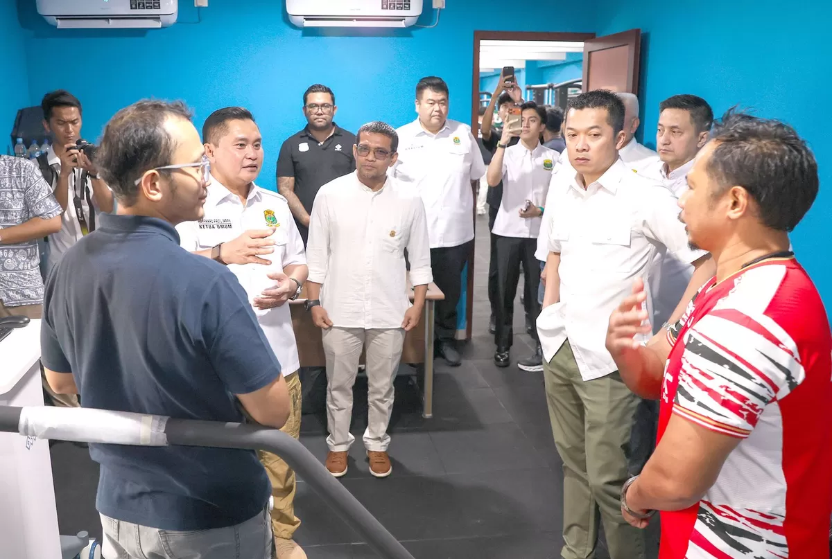 Ketua Umum PP PBSI Fadil Imran, beserta Waketum I, dan jajaran pengurus meninjau ruangan gym baru yang teringrasi di Pelatnas PBSI yang baru selesai direnovasi. (PBSI)