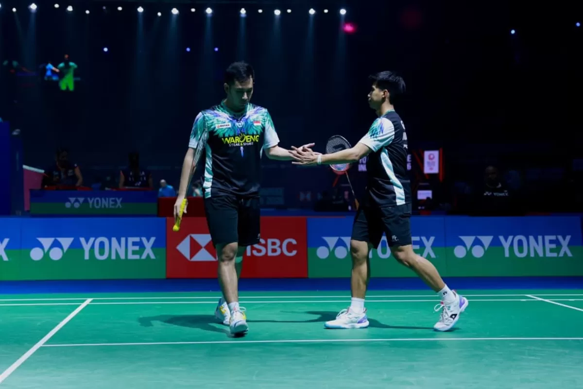Sabar Karyaman Gutama/Moh Reza Pahlevi Isfahani melakukan tos usai memperoleh poin di babak 16 besar Indonesia Open 2026. Mereka pulang lebih awal. (PBSI)
