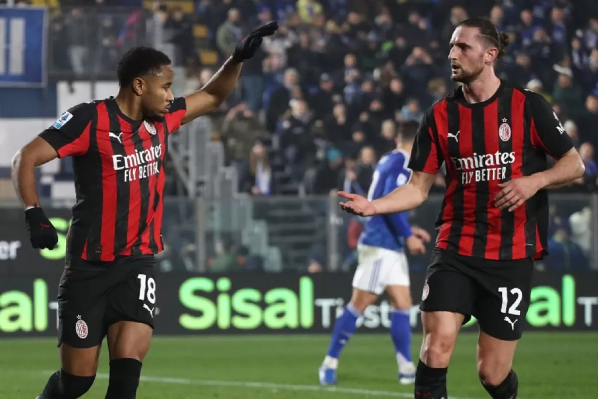 Christopher Nkunku dari AC Milan merayakan gol pertama tim mereka dari titik penalti.