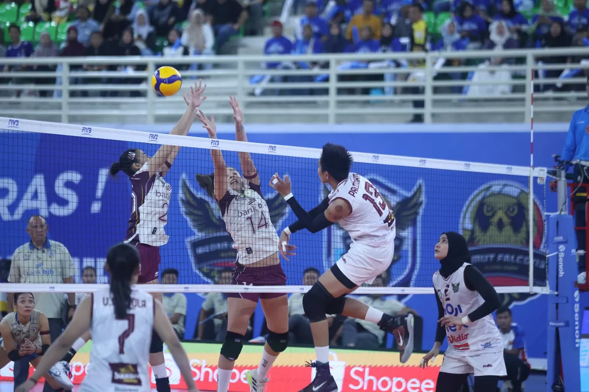 Dua pemain Bandung bjb Tanda Mata mencoba menahan spike yang dilayangkan oleh tim tuan rumah, Medan Falcons pada lanjutkan Seri II Putaran Pertama Proliga 2026, di Medan, 16 Januari 2026. (PBVSI)